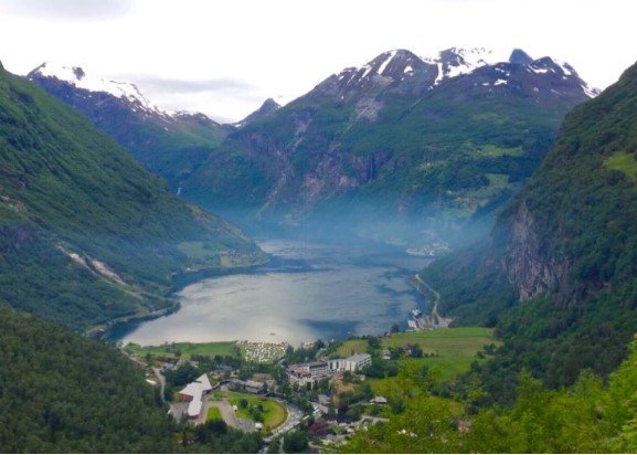Os dois principais meios de chegar aos Fiordes Noruegueses são o navio e o carro