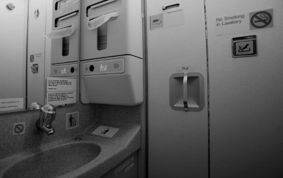 Para quem ainda não conhece, assim é o interior de um banheiro de avião