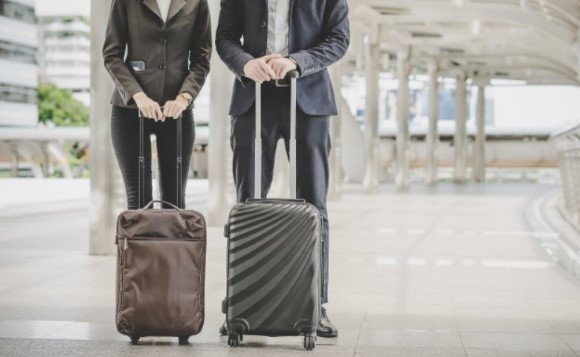 Você vai precisar caminhar bastante no aeroporto, por isso escolha as malas de rodinha que são mais fáceis de carregar