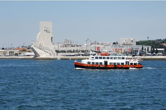 Embarcação no Rio Tejo.      Foto - Câmera Municipal de Lisboa