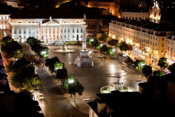 Praça do Rossio à noite!   Foto- lisboa.net